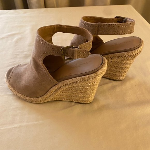 Universal Thread Size 8 Tan Suede Wedgies - Picture 2 of 2